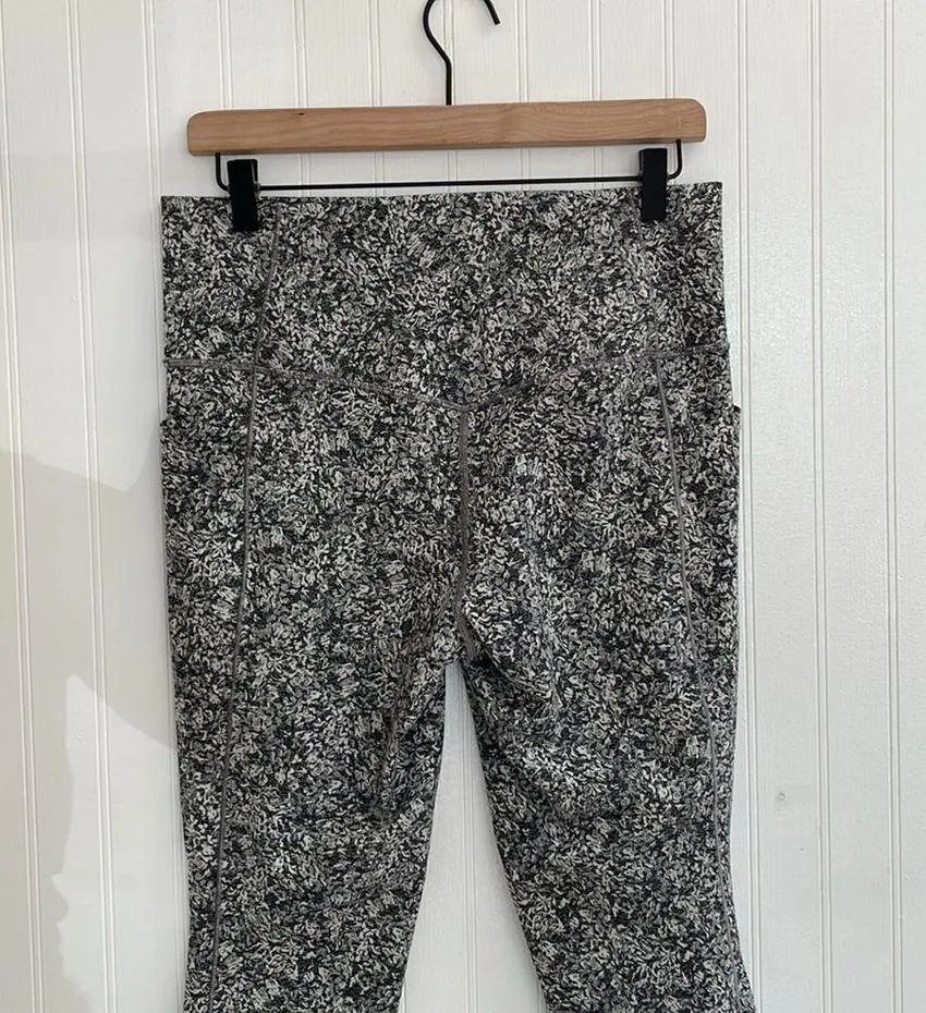 ATHLETA Salutation Stash Pocket II 7/8 Textured Tight in Moonflower Black Size L - Image 10