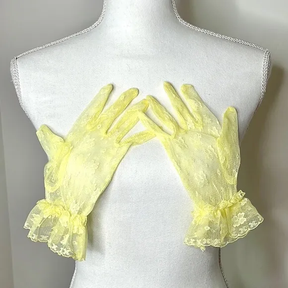 60s Vintage Lace Gloves Yellow - Image 2