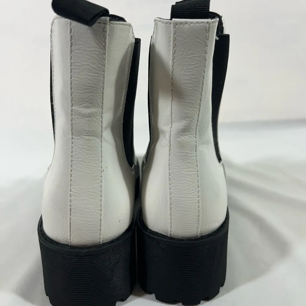 Dirty Laundry Chunky Lugged Chelsea Boots Faux Patent Leather 8 White/Black NEW - Image 4