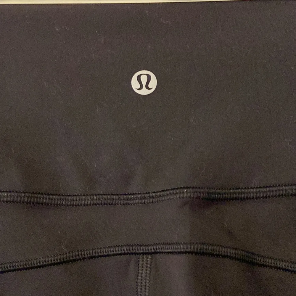 Lululemon size 4 inseam 24” waist 22” elastic excellent condition see all photos - Image 4