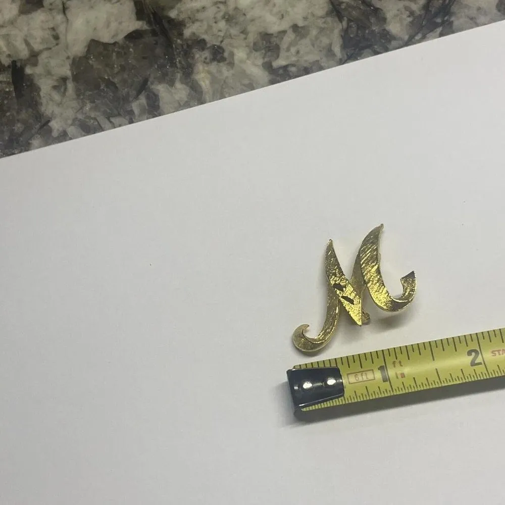 Vintage Mamselle Textured Goldtone Metal Initial / Letter M Brooch Pin Gold - Image 8