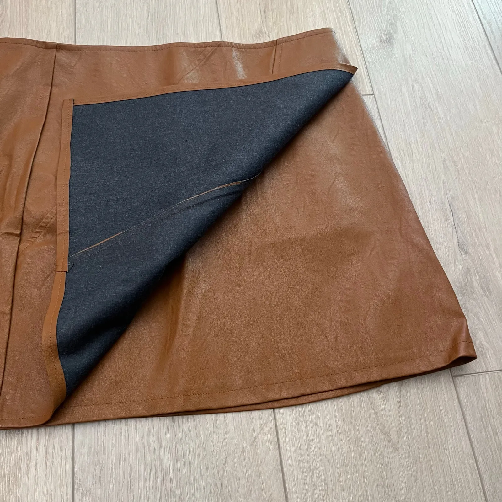 Everyday Chic Women’s Camel Mini Skirt Sz Large Brown - Image 3