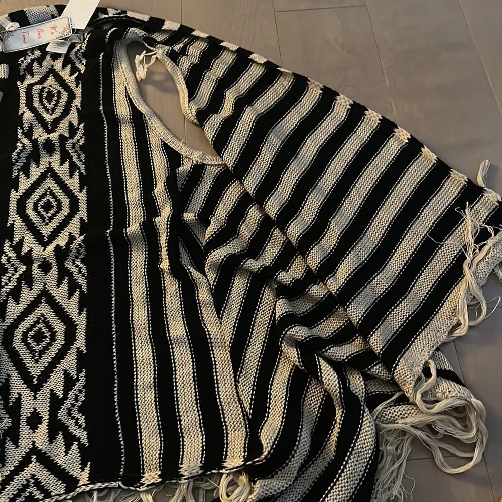 BNWT striped/tribal print knit vest with fringe detail size small - Image 2
