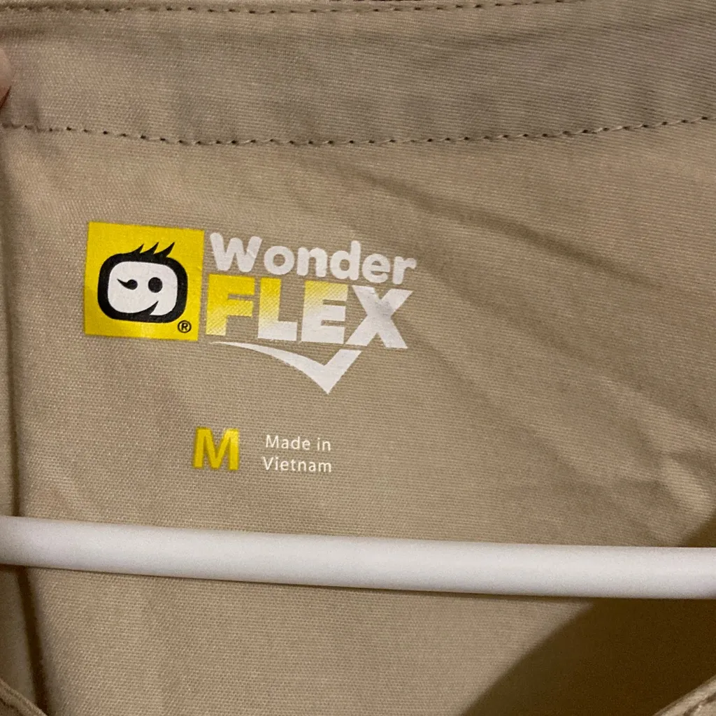 Wonder Flex size M tan  Short Sleeve Top with Pockets - Image 2