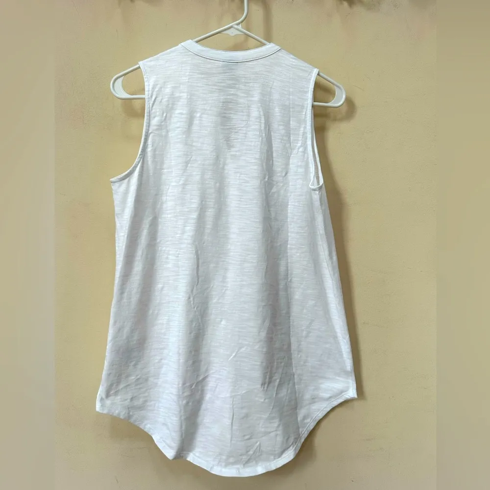 NWOT white Sahali sleeveless top, with cute front detail and darts on back Size M - Image 2