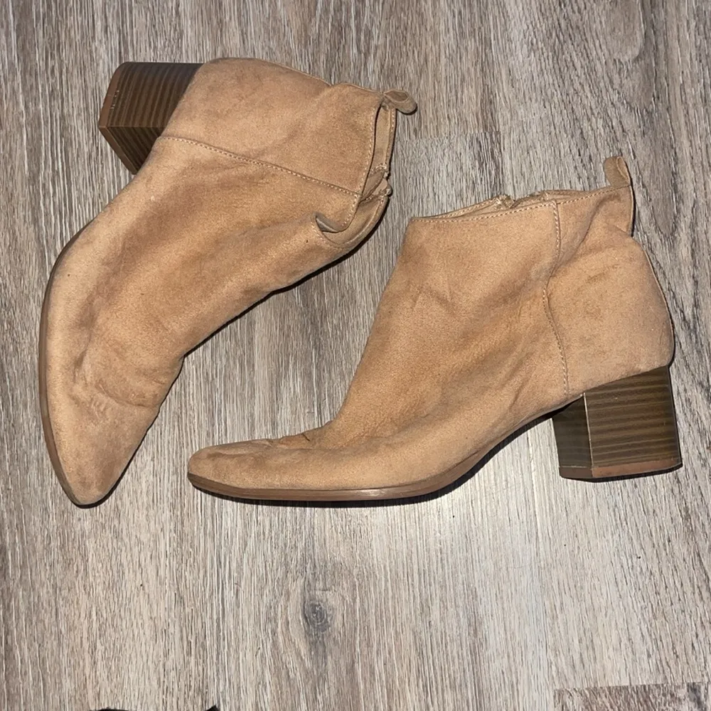 Old Navy Heeled Ankle Boots Size 6 - Image 2