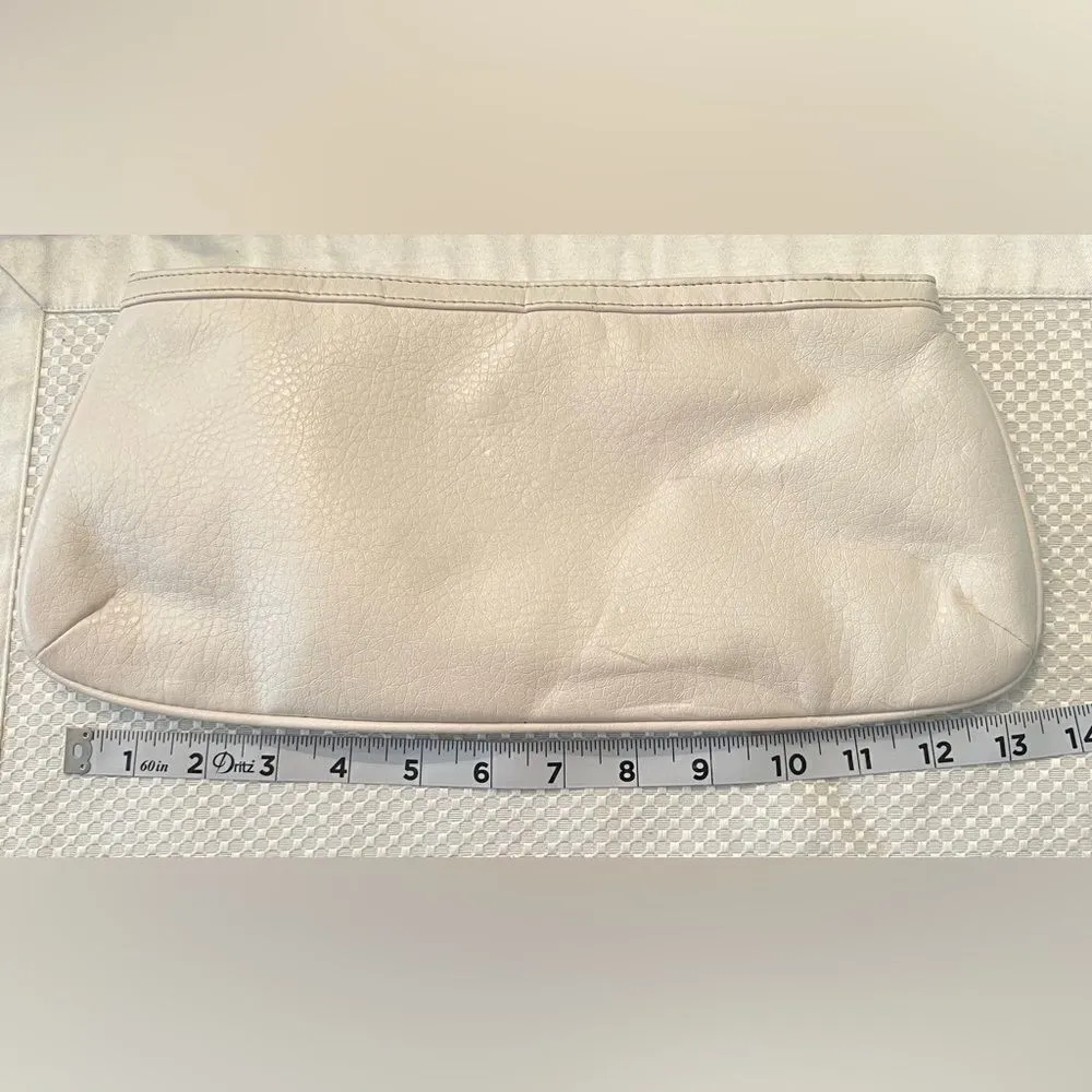 XOXO Y2K white faux leather wristlet clutch with silver heart EUC - Image 12