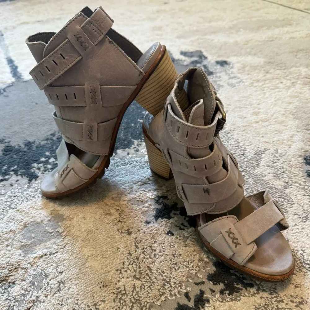 Sorel Nadia Buckle Leather Heeled Sandal in Grey/Kettle Size 8 - Image 4