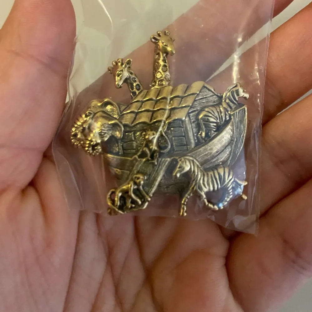 Noah’s Ark brooch pin. - Image 4