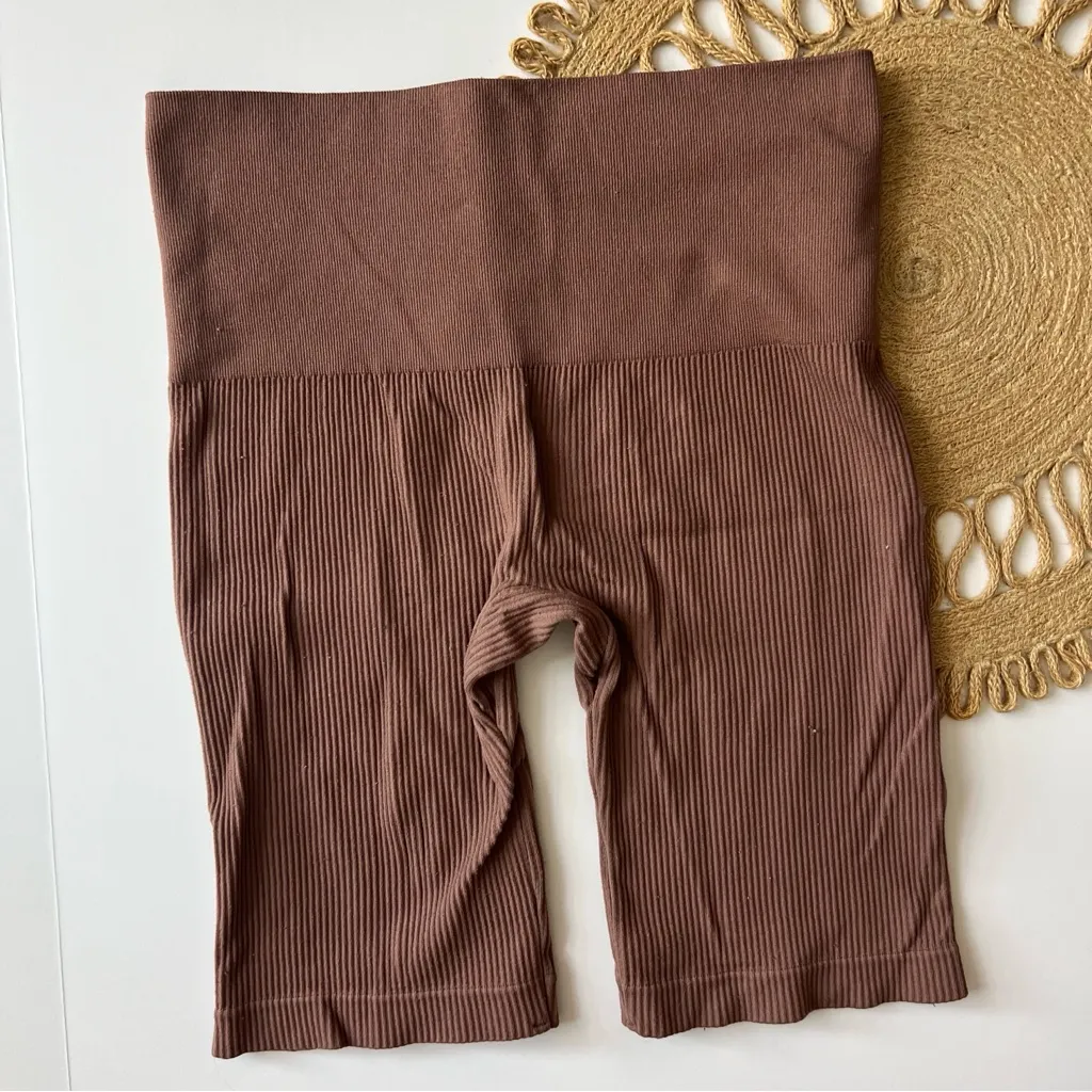 Suzette Collection Brown Ribbed Sports Bra & Shorts Set - Image 4