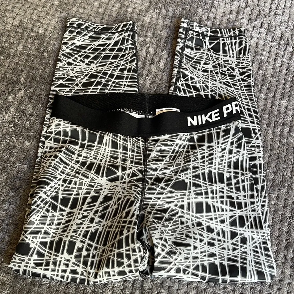 Black Gray Nike Pro Capri Leggings Sz Small EUC #1985 - Image 2