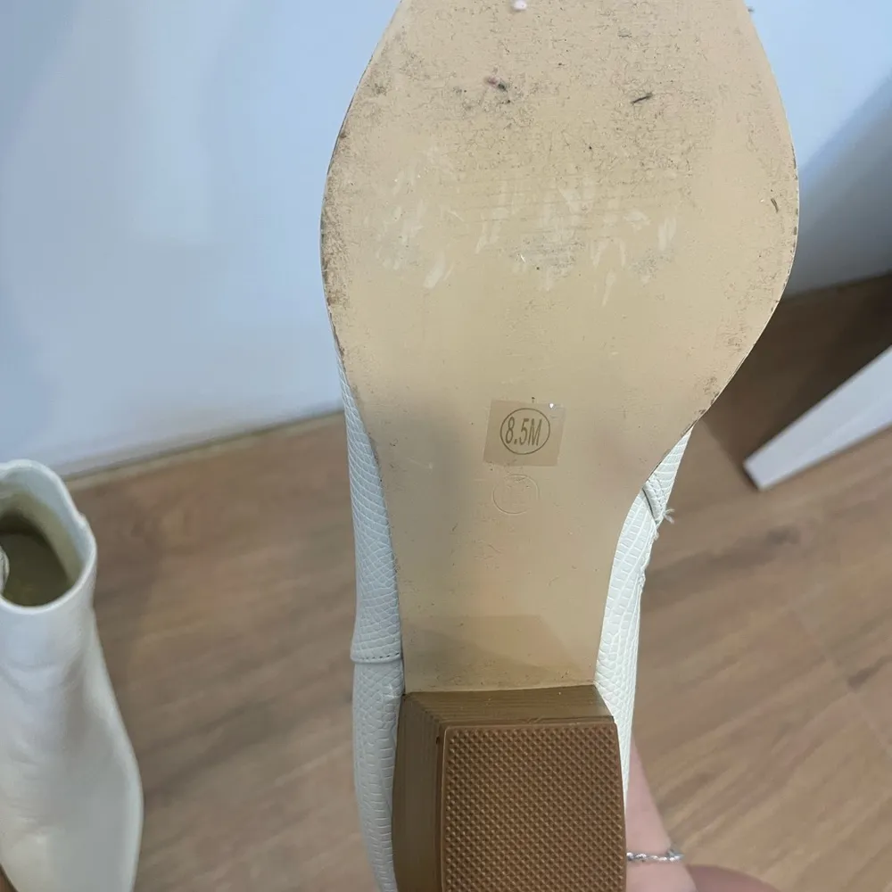 Lulus pointy toe boots sz 8.5 White - Image 4