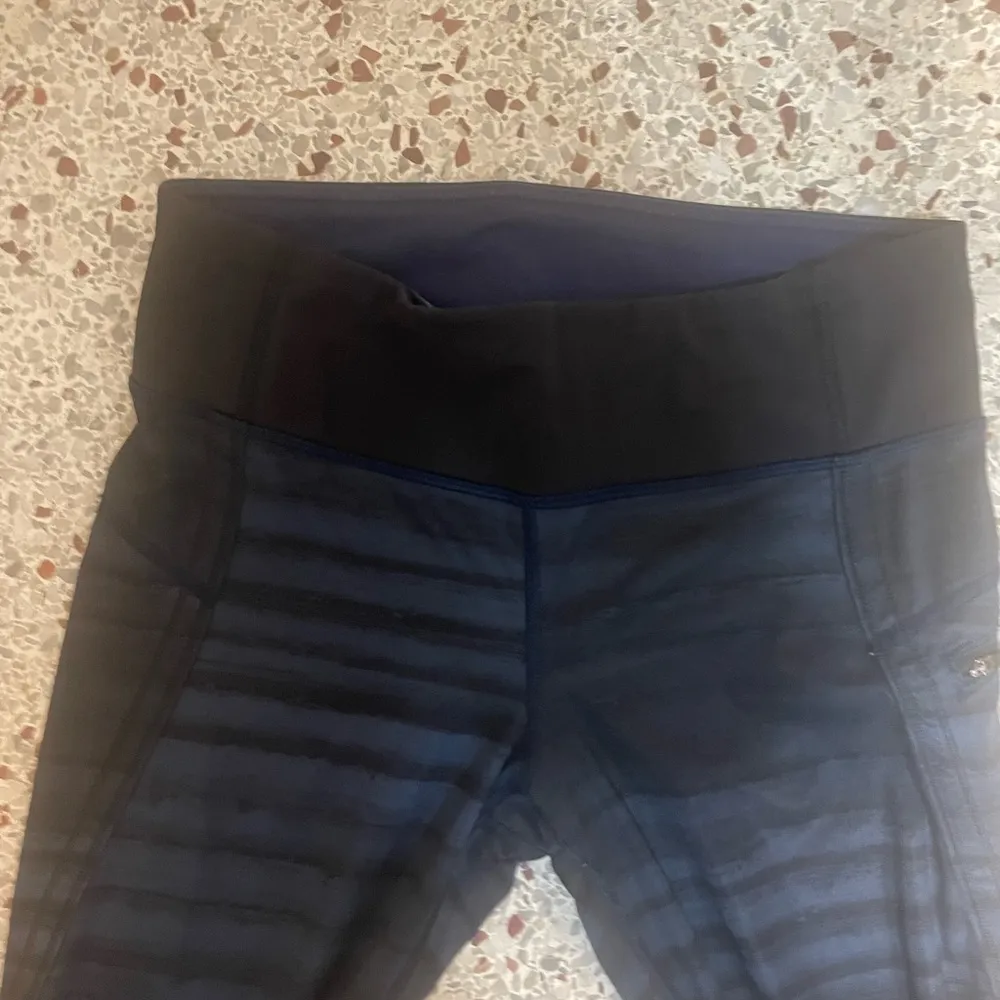 Lululemon Athletica Run Top Speed Crop Leggings size 6 Blue/Black Workout Yoga - Image 5