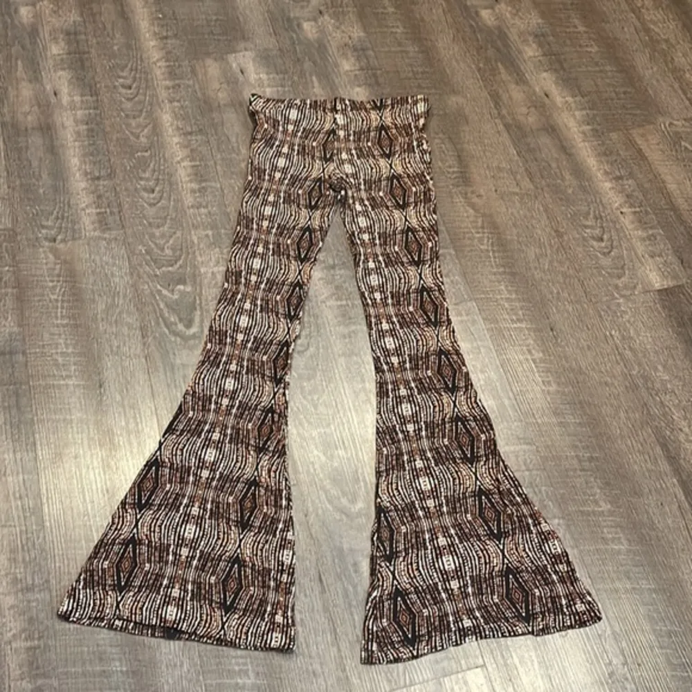 Volcom super stretchy bell bottom leggings pattern is called Baja Park - Image 2