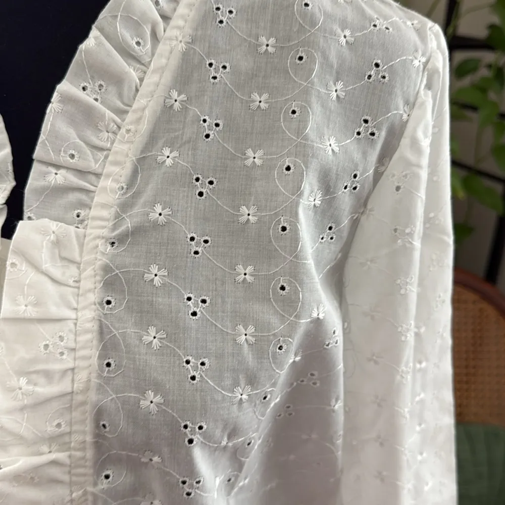 Vintage Vicki Wayne’s White Eyelet Ruffle Detail Button Up Blouse Top Size undefined - Image 3