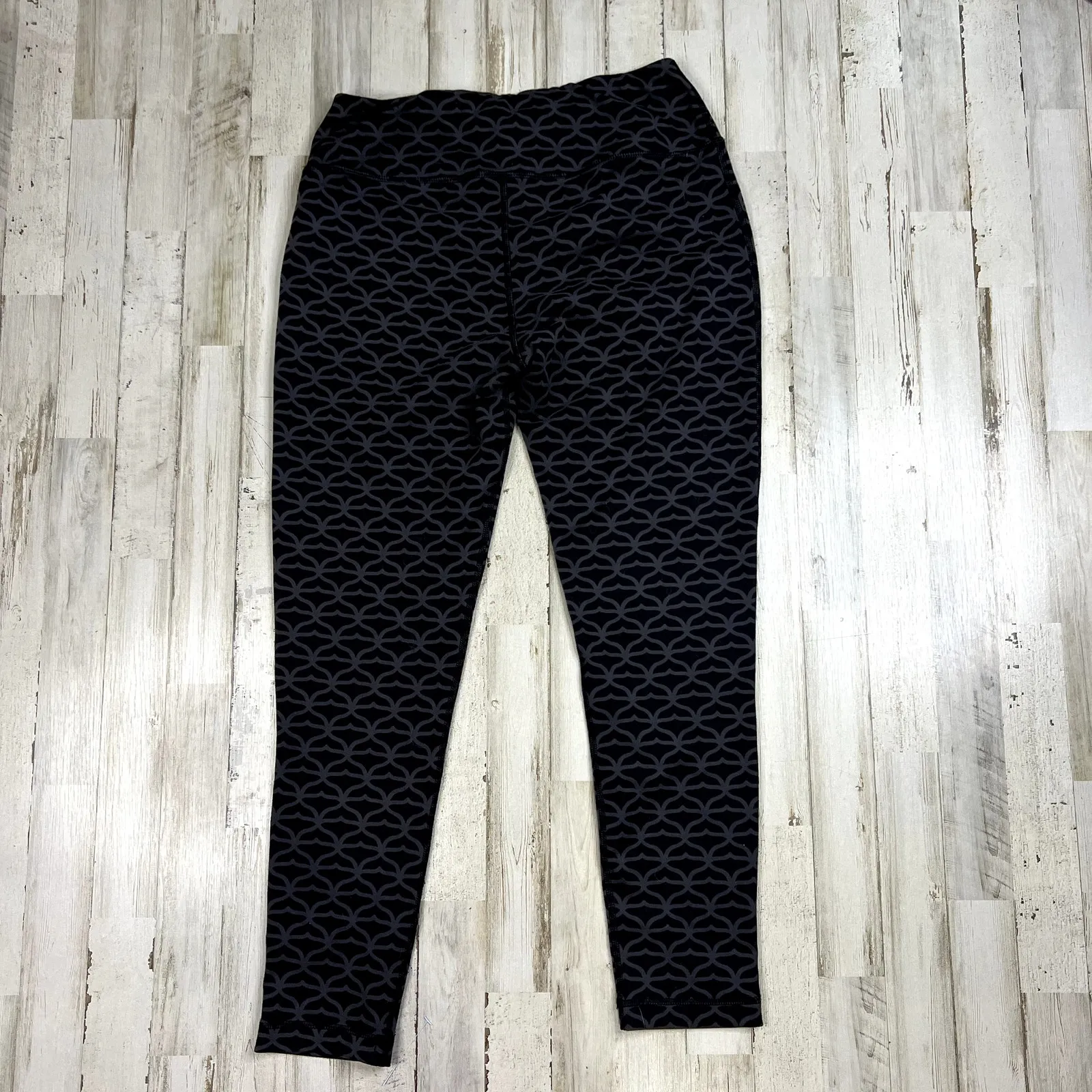Vineyard Vines Womens Medium Cropped Performance Leggings Black Whale Tail Print - Image 4