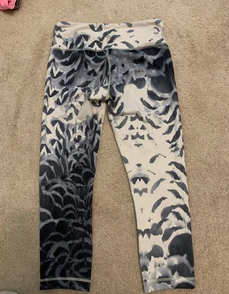 Lululemon super cool patterned, cropped lulu leggings  - Image 2