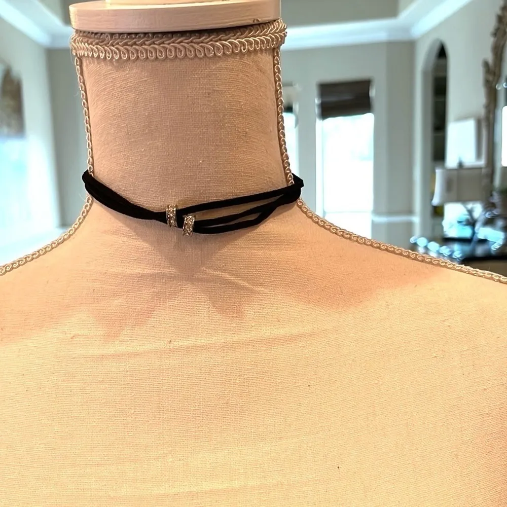 Guess Choker necklace 3 black leather strands. 2 center charms with rhinestones - Image 4