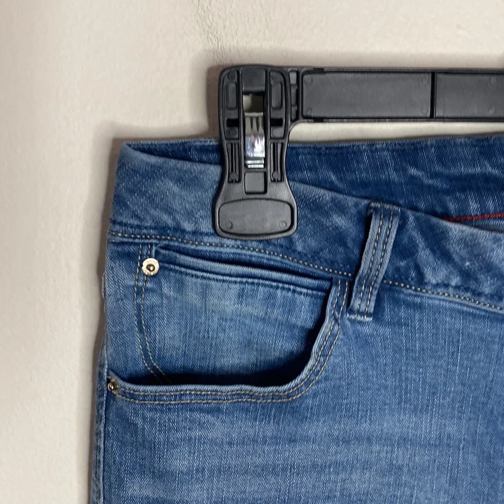 Kensie ankle length step hem medium wash jeans size 28 - Image 5