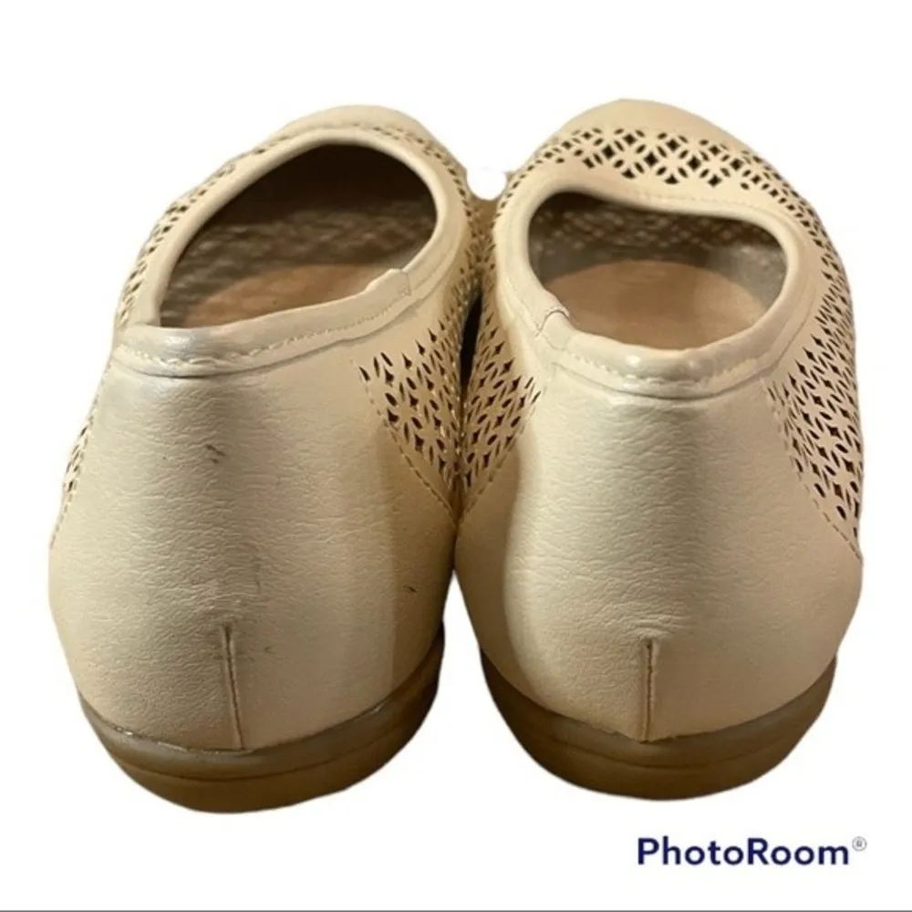 Women’s Cream Flats w, Design Cut Out on Sides Size 7 1/2 - Image 4