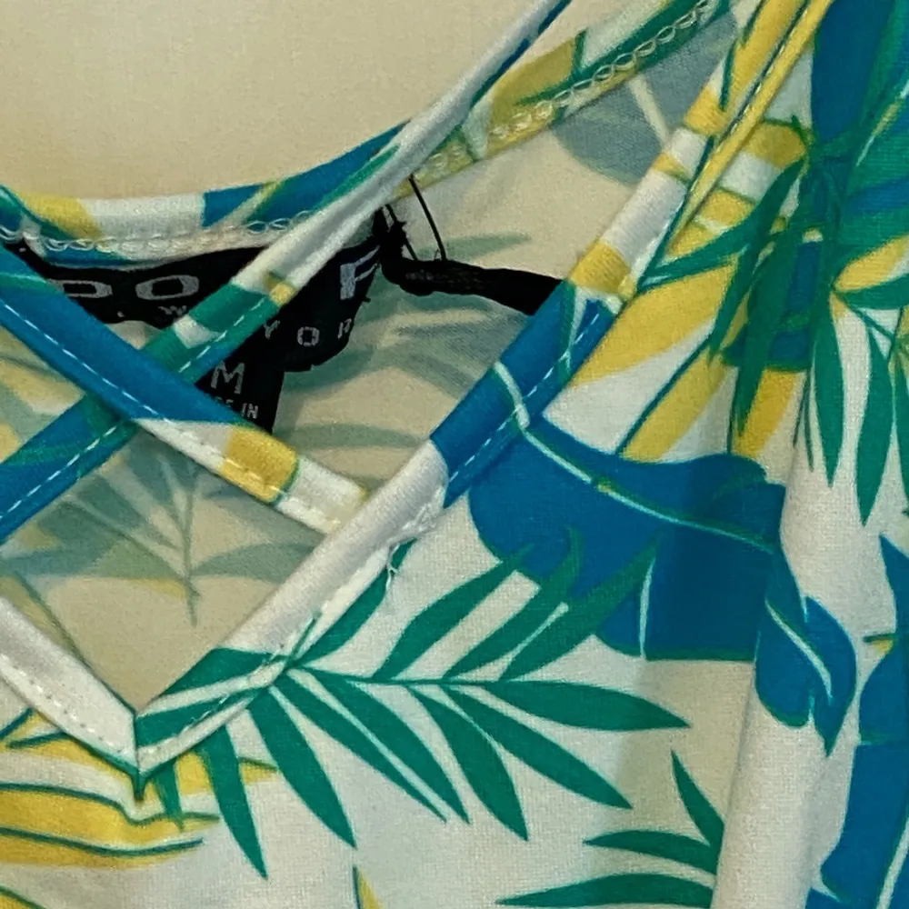 Poof tropical print tie front strappy tank top M - Image 3