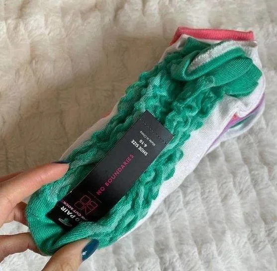 NO BOUNDARIES NWT Multi Pack of Textured Socks Green Pink White 4-10 OSFM - Image 2