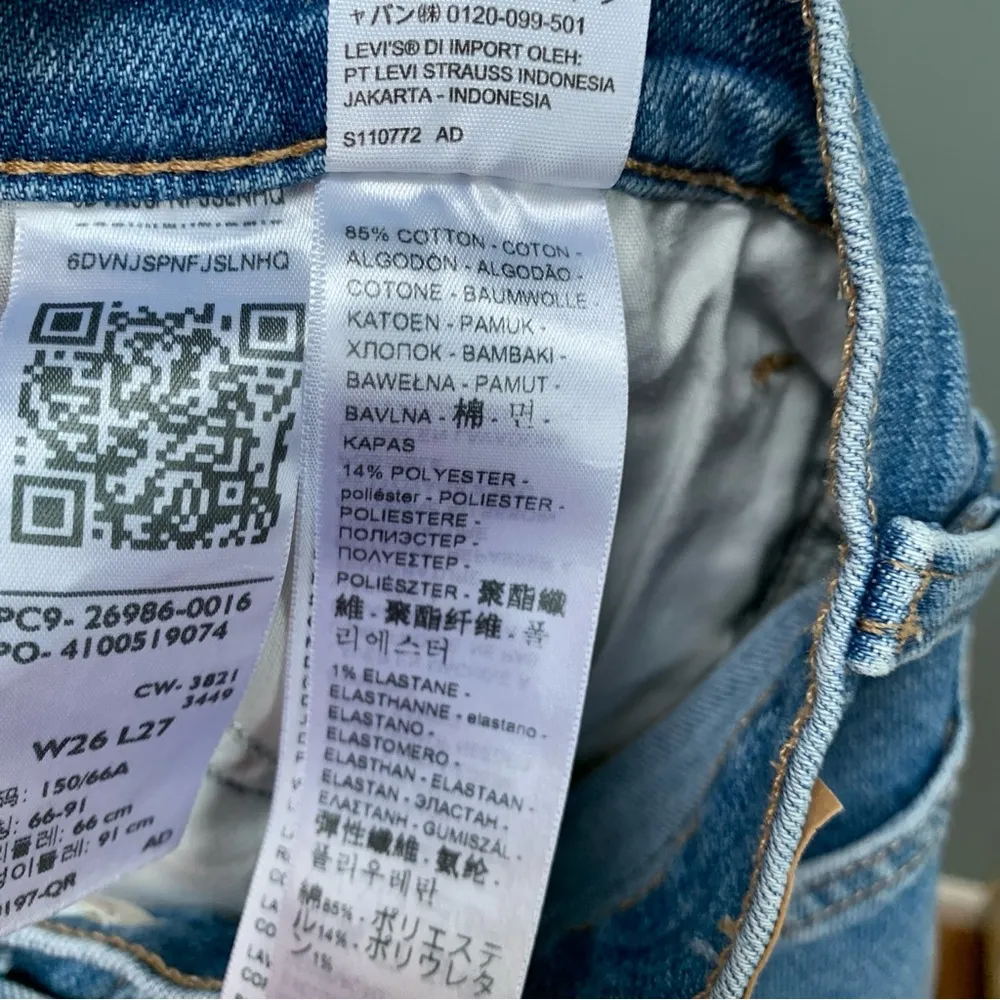 Levi’s High Rise Mom Jeans Distressed Blue 26 - Image 10