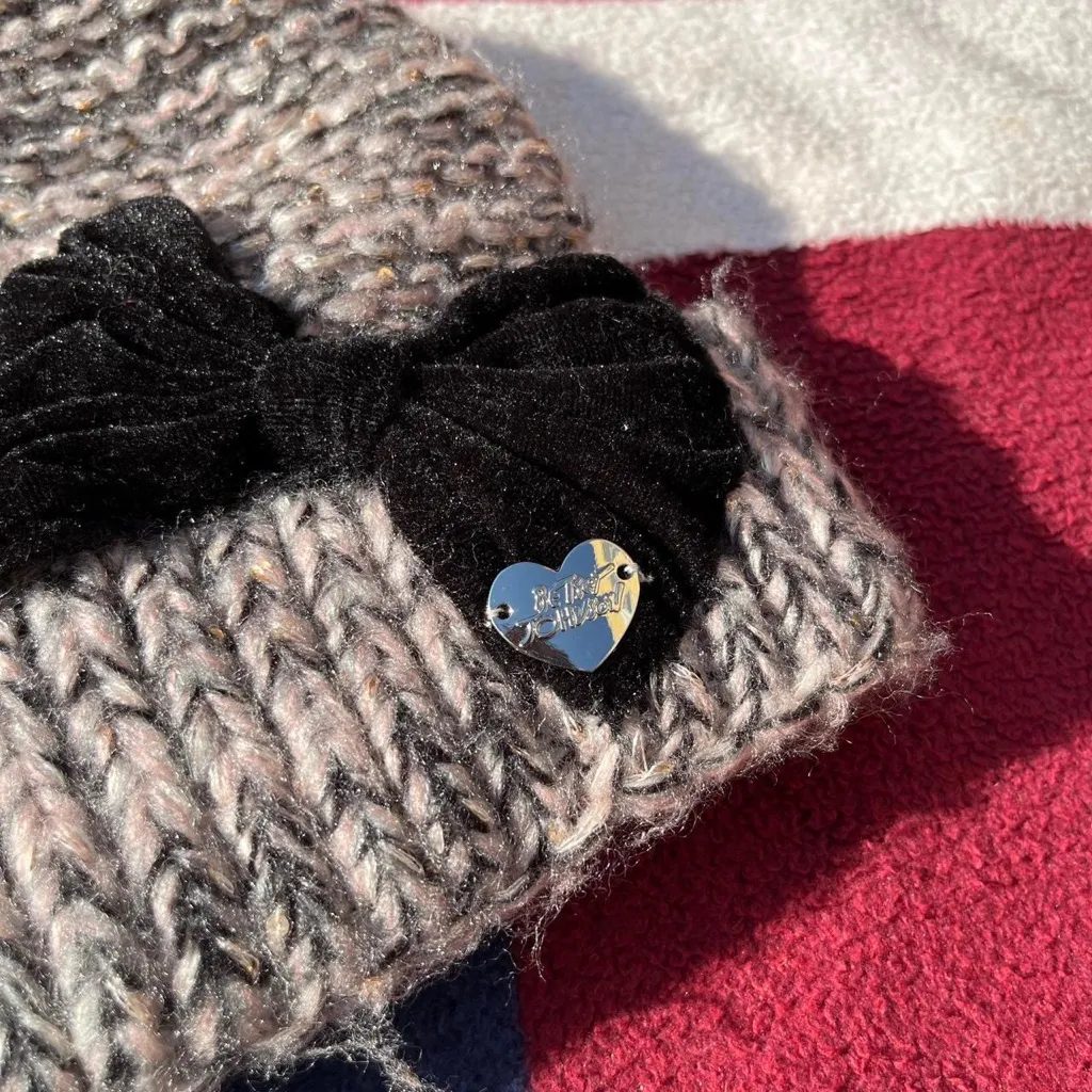 Betsey Johnson knit knitted black velvet bow beanie hat with a silver heart - Image 2