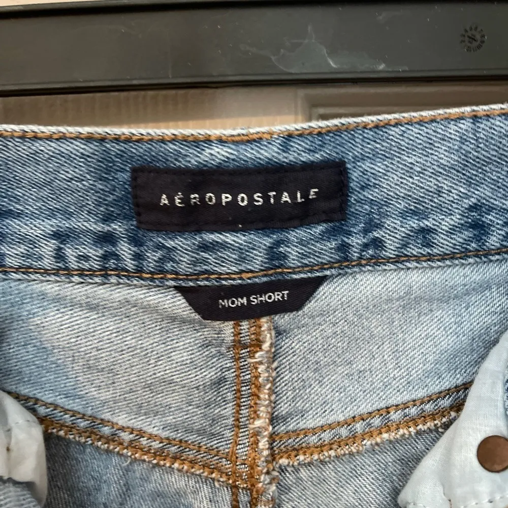 Aeropostale heavily distressed light wash 5-pocket Mom Shorts with cuffs. Size 4 - Image 4