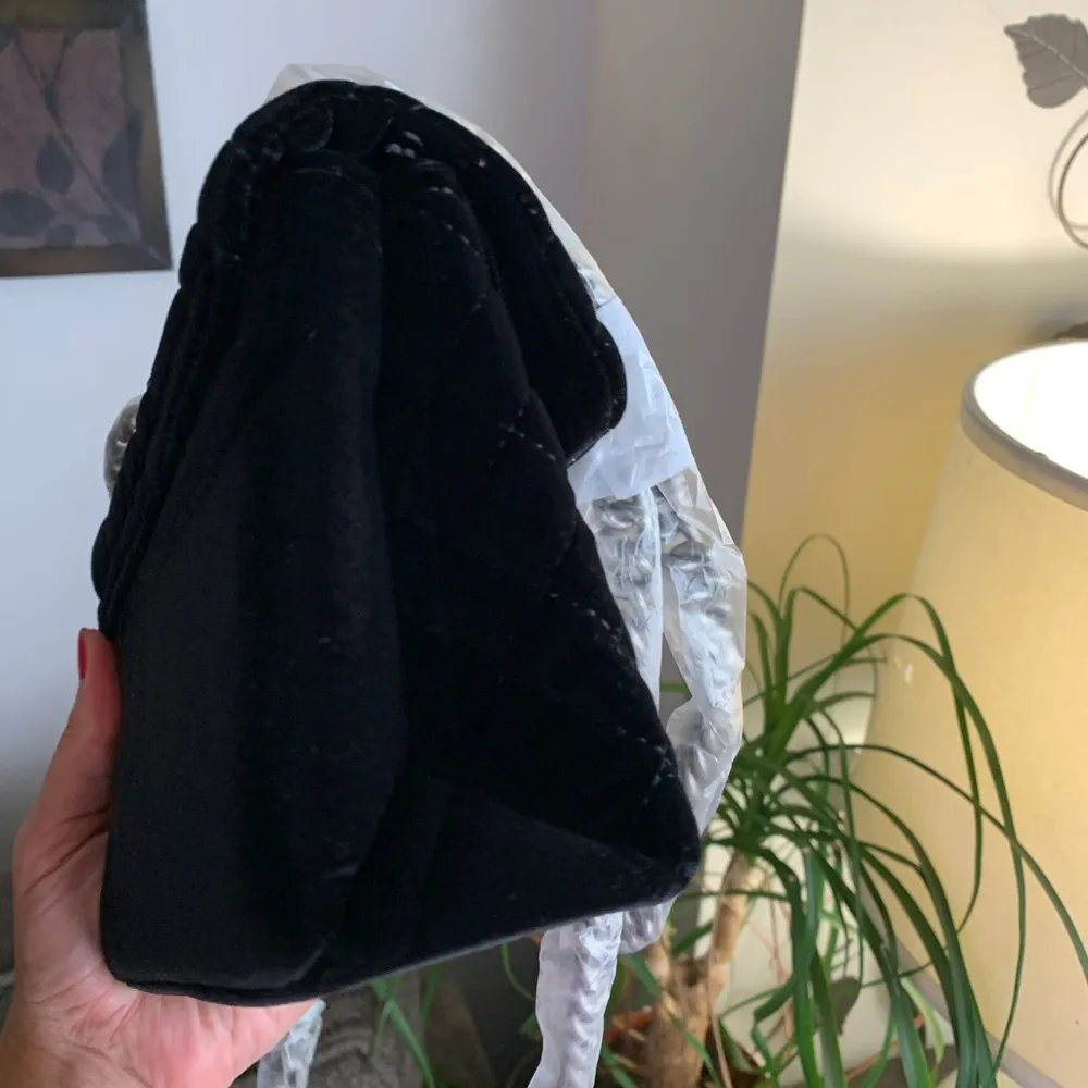 Authentic KURT GEIGER LONDON Velvet magnetic closure convertible Crosby/Shoulder - Image 9