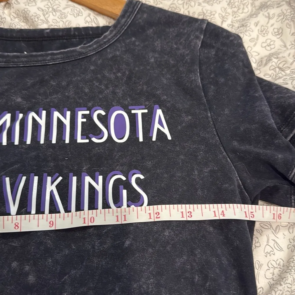 Minnesota Vikings Livi by Olivia Rae Black Stonewash Crop Baby Tee Size Medium - Image 5