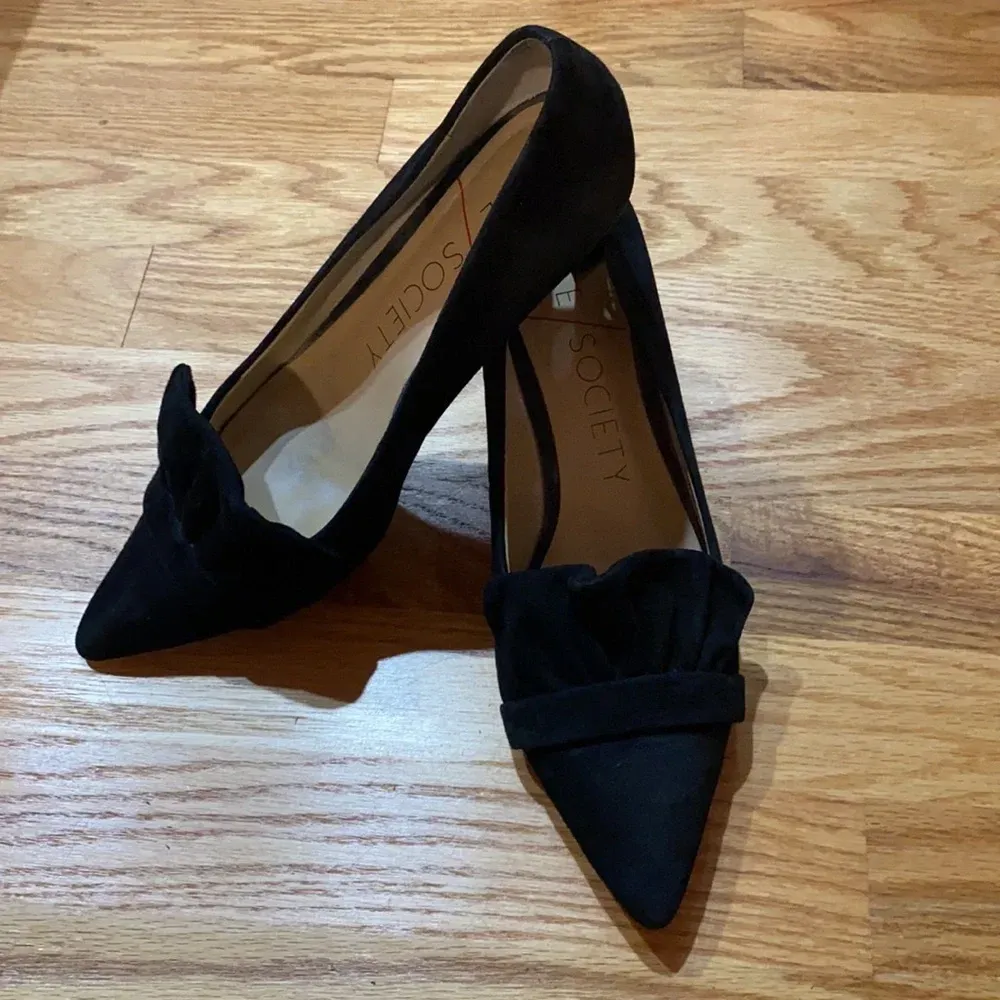 Sole Society Womens Darbia Shoe Heel‎ Size 8 Black Suede Ruffle Pointed Leather - Image 4