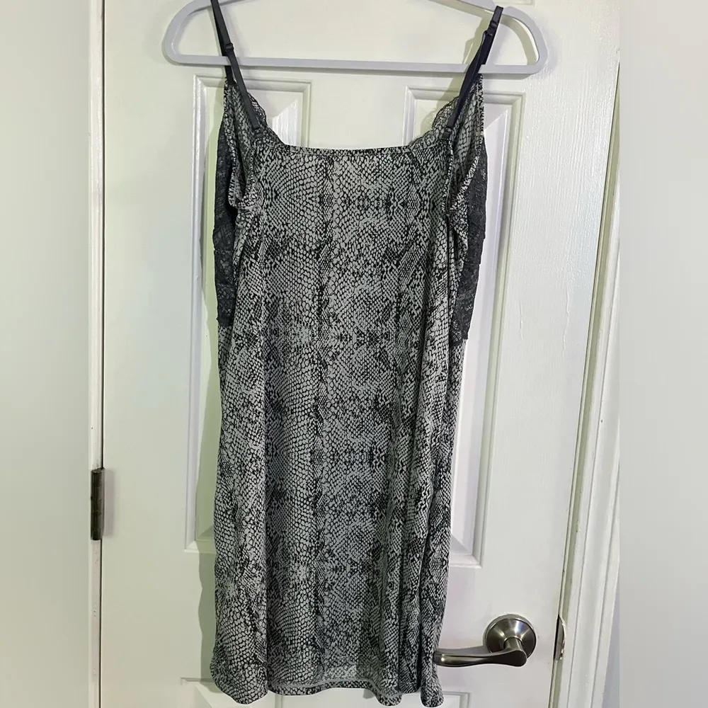 Body touch grey and black snake and lace printed nightie with stretch size xl - Image 5