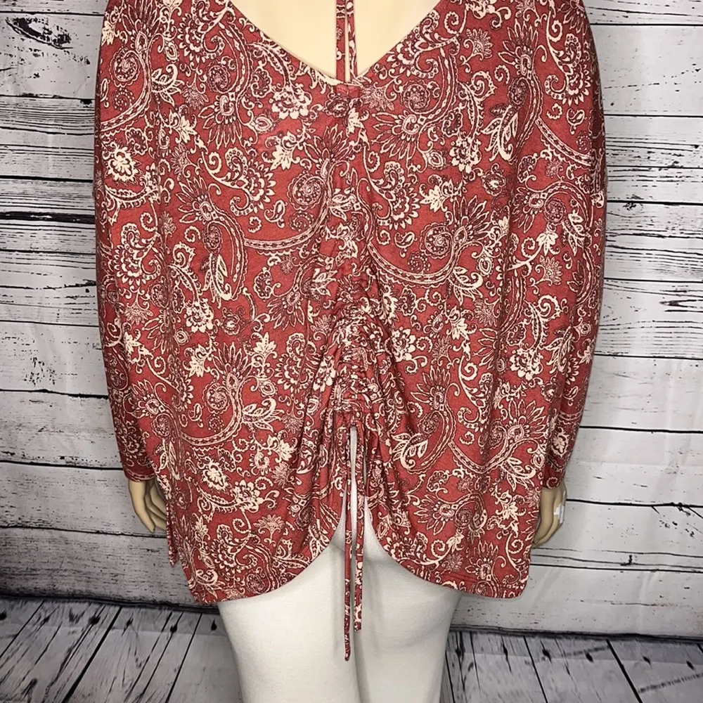 Oddy NWT Size 1X/2X Pink & Ivory Paisley Print Back Ruching Marsala Top - Image 5