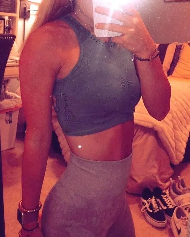 blue sports bra. - Image 4