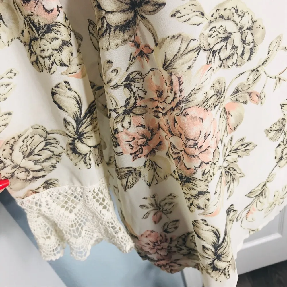 Poetry Cream & Pink Floral Crochet Sleeve Blouse Top Size Large - Image 2