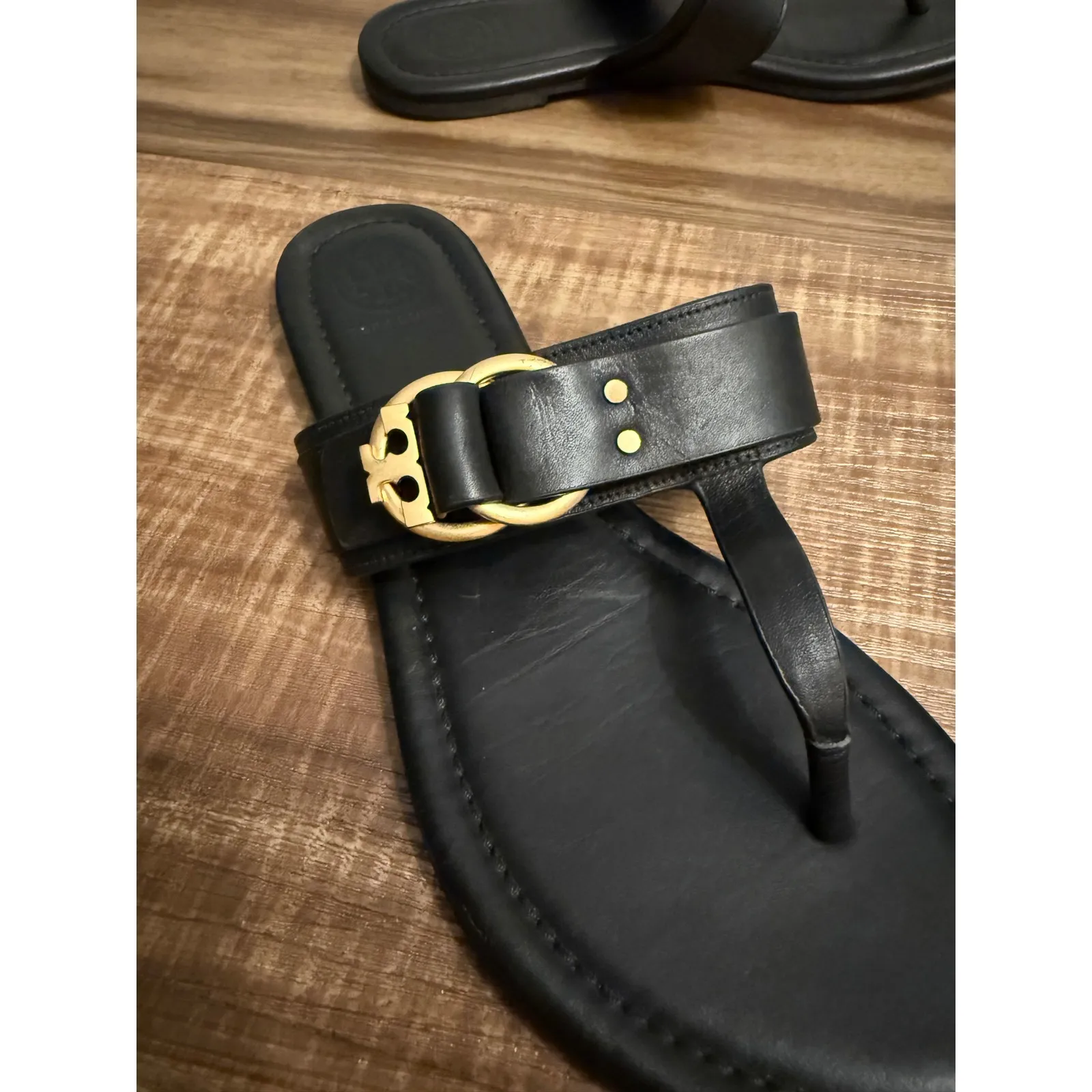 Tory Burch Marsden Sandals Black Leather Thong Gold Logo Hardware‎ Sz 7 - Image 12