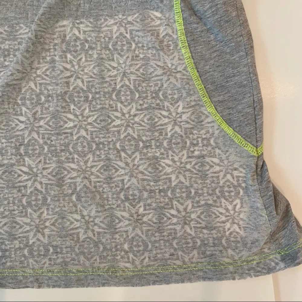 Athleta Challenger Gray Heathered Tee Shirt.  Size Small. EUC - Image 8