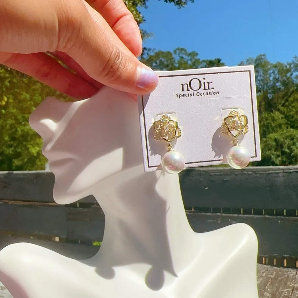 Noir gold tone floral diamonds paved fresh water white pearl drop earrings - Image 4