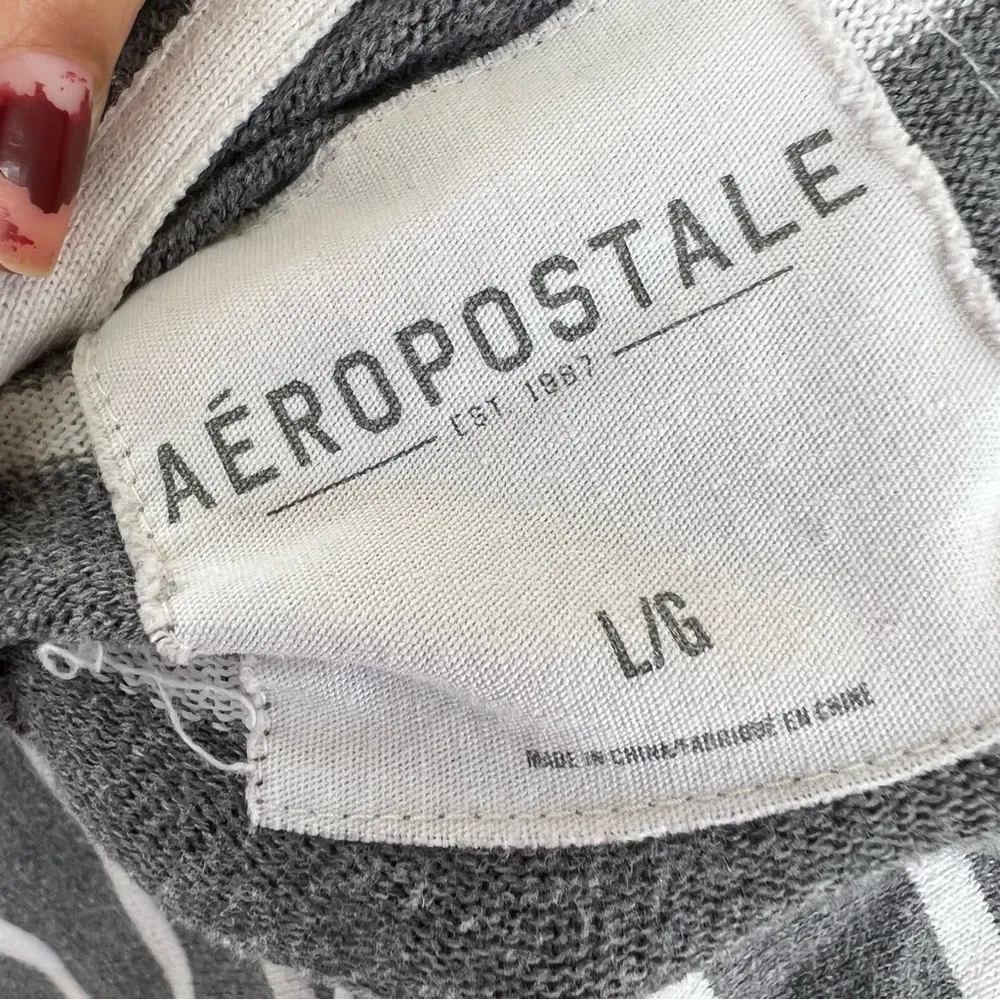 Aeropostale Gray & White Stripe Long Sleeve V-Neck Knit Sweater size L - Image 9