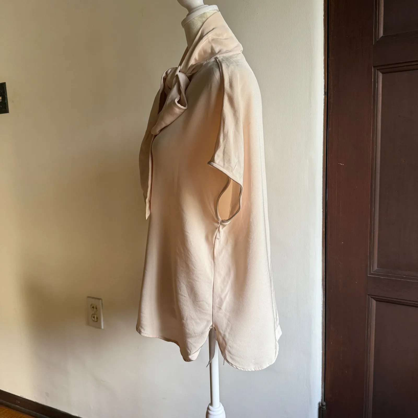 ANN Mashburn | Blush Pink Crepe de Chine Cap Sleeve Tie Neck Blouse | Large - Image 3