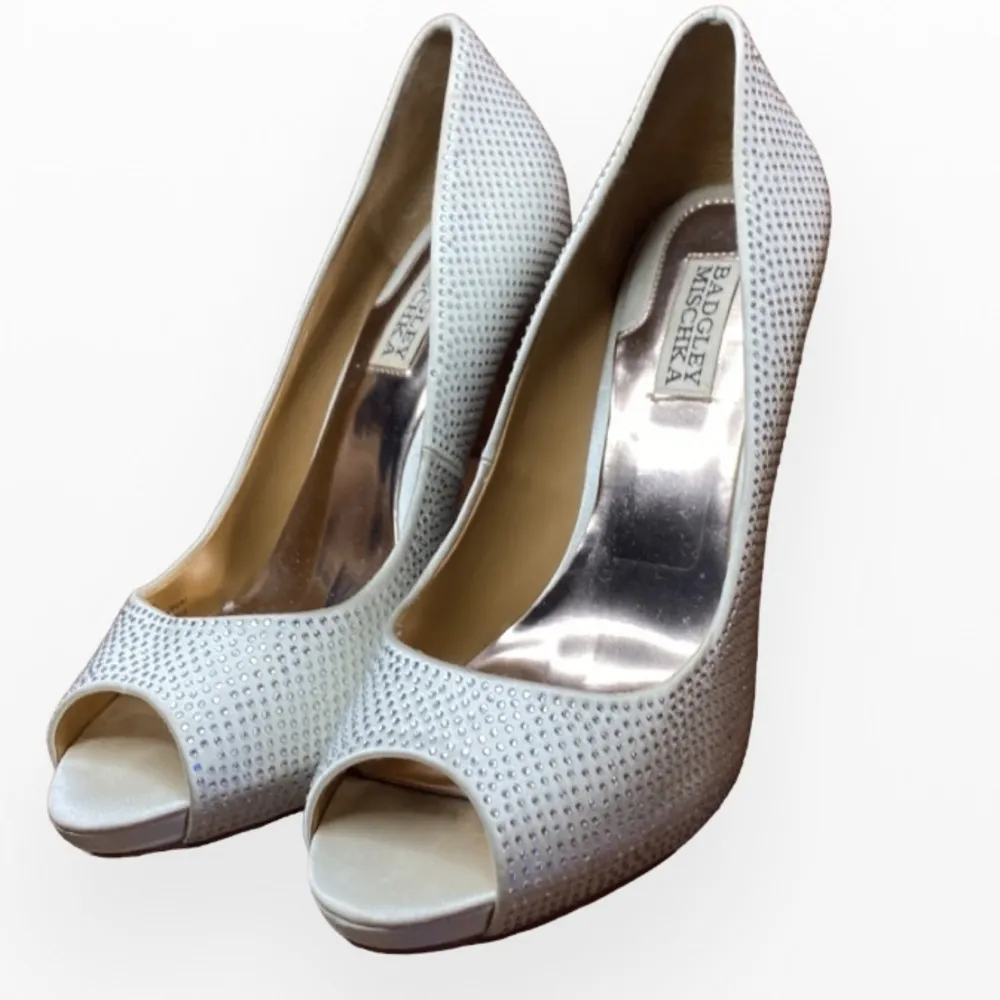 Badgley Mischka Polite Peep
Toe Studded Platform Dress Pumps -
vory 8 - Image 3