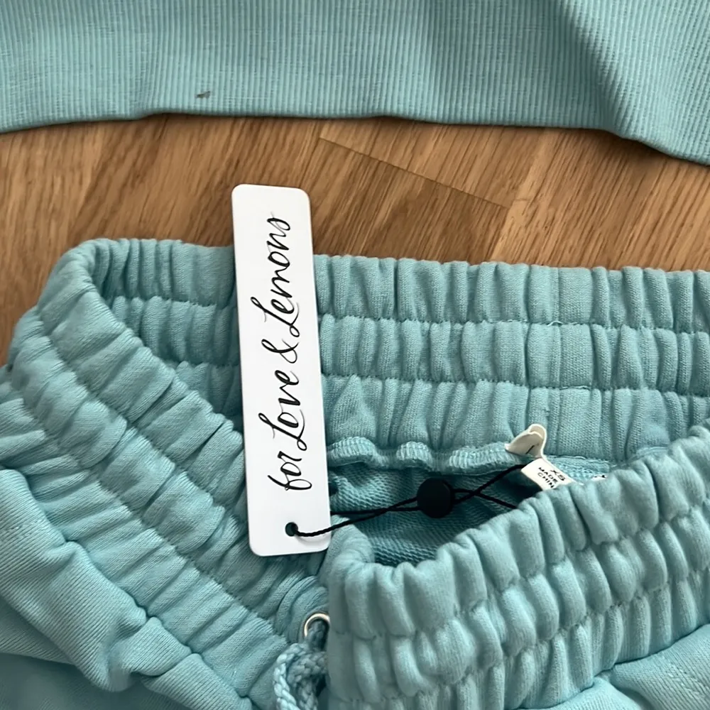 NWT FL&L VS baby blue cropped sweatshirt and shorts set - Image 11