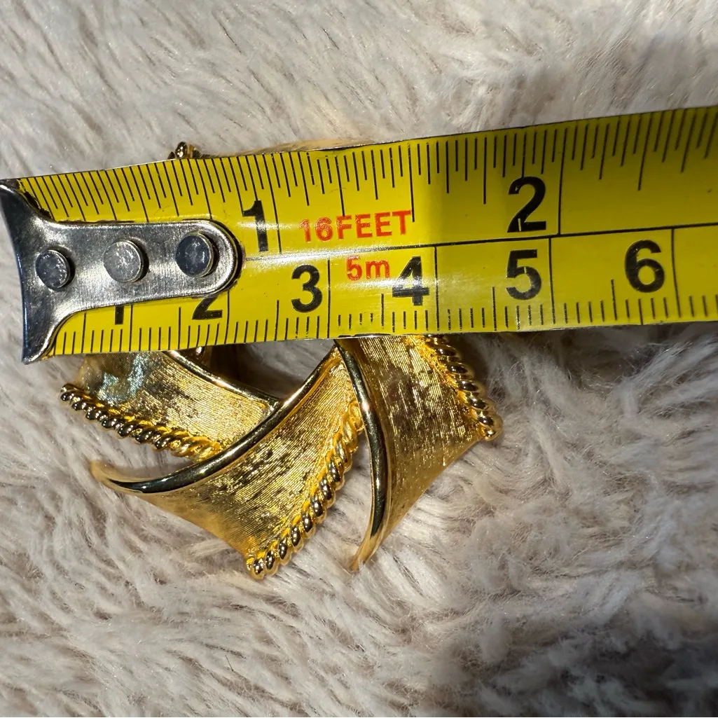 VINTAGE SIGNED TRIFARI‎ TEXTURED GOLD TONE SWIRL PIN BROOCH ESTATE - Image 4