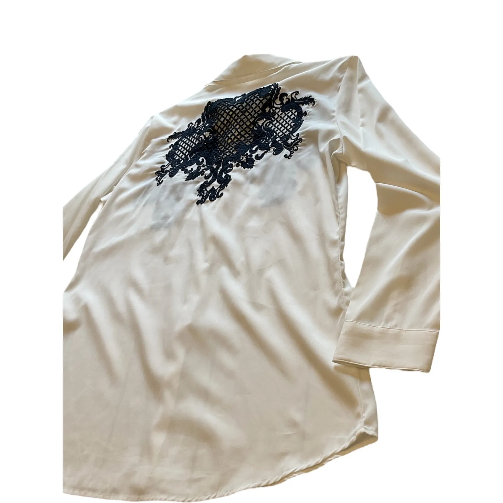Soft Surroundings Label Noir White Button Down Shirt Blue Lace Detail - Image 5