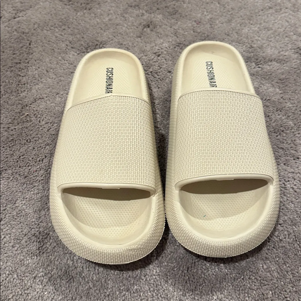 Cushionaire Beige Slides SIZE 10 - Image 2