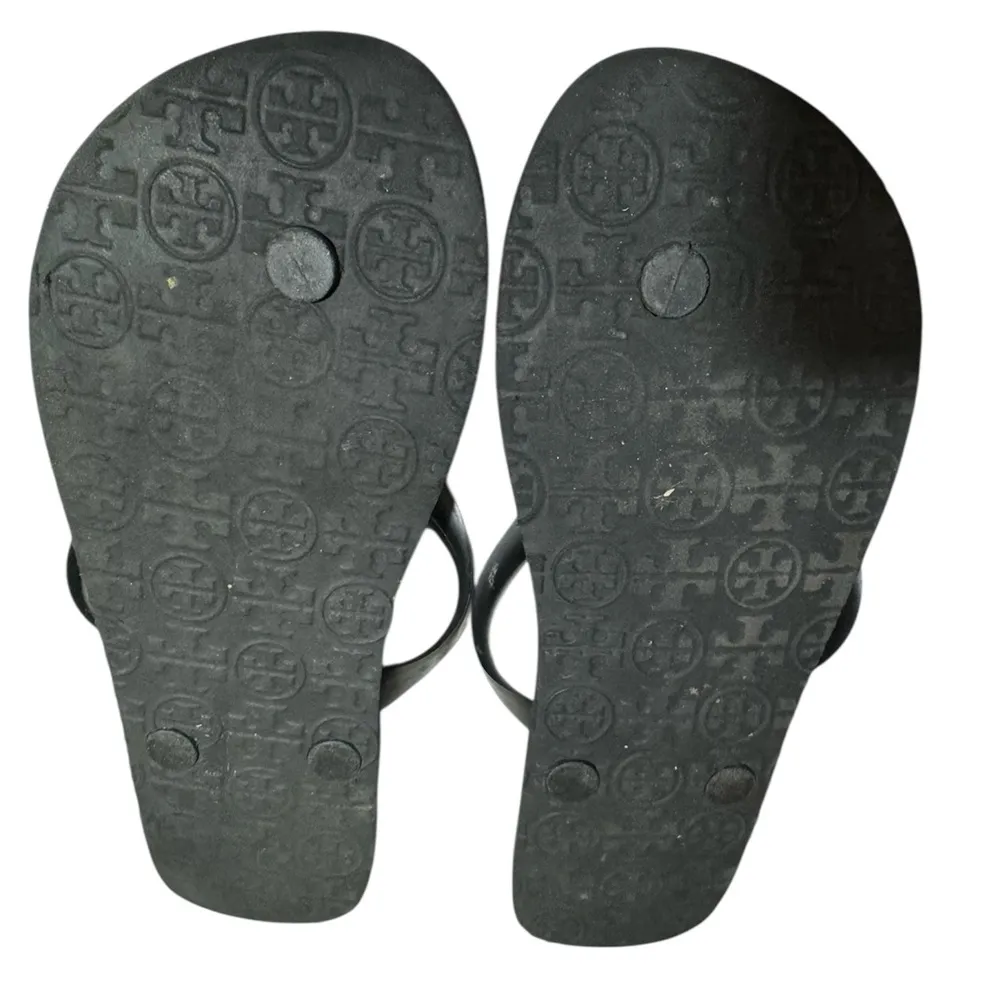 NWOT Tory Burch Black and White Logo Flip Flops - Image 4