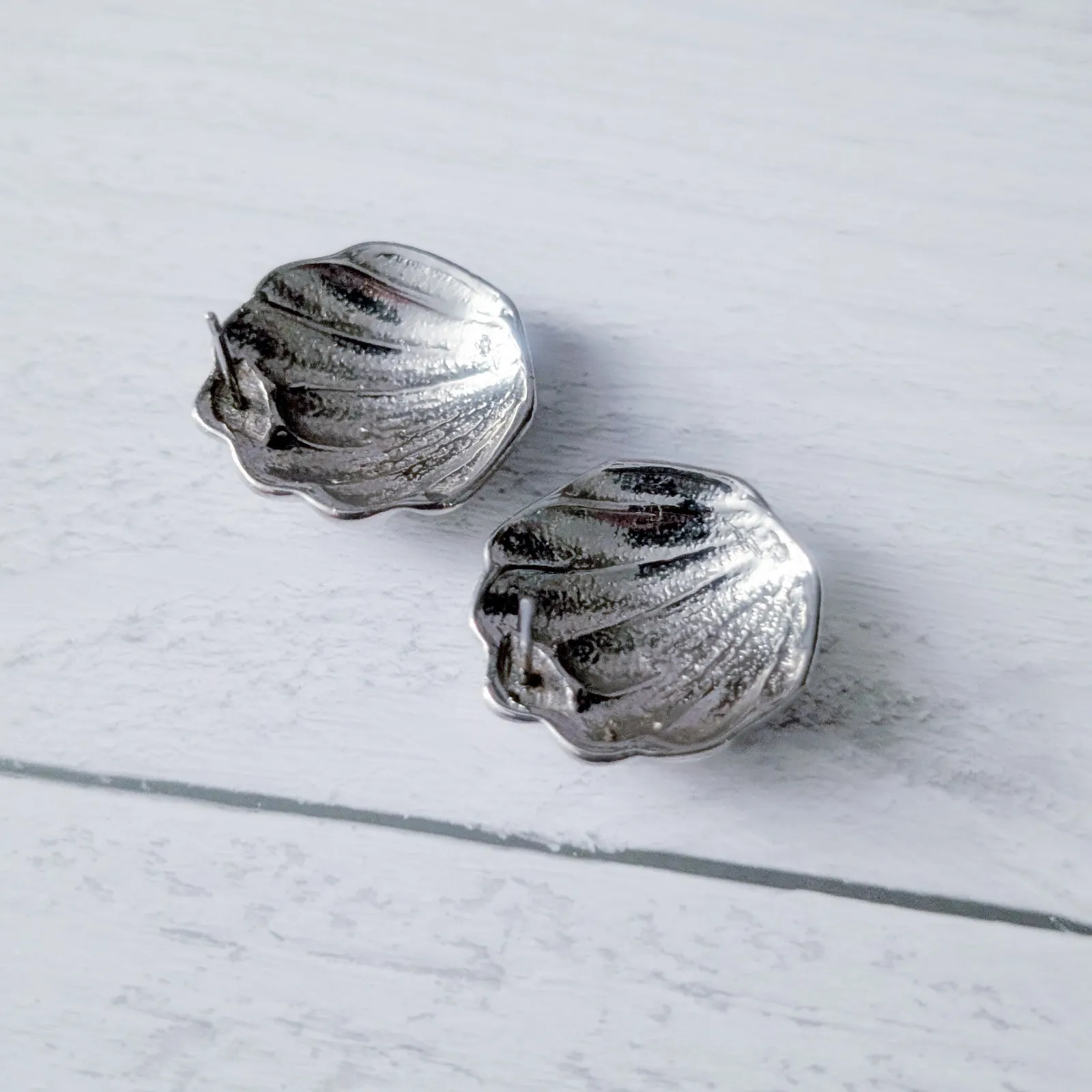 Vintage Stud Earrings Silver Tone Shell Design 7/8" Beach/Seaside Theme - Image 4