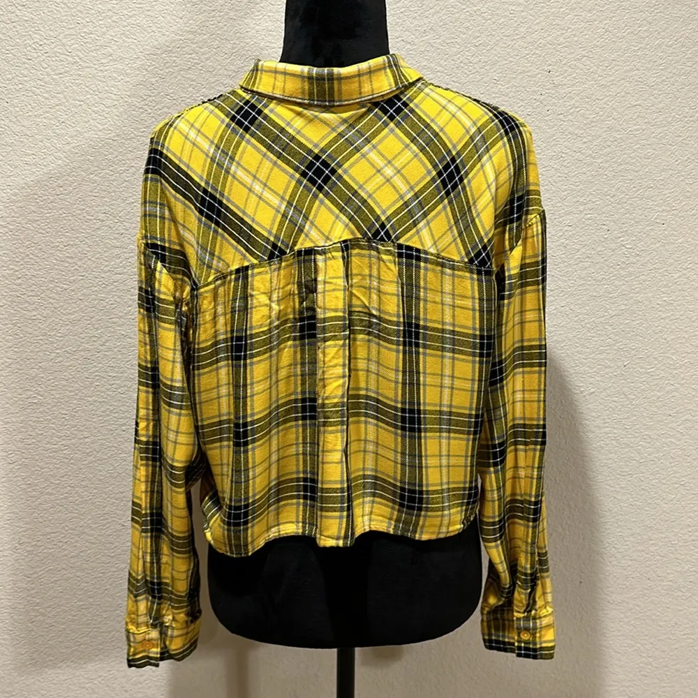 Forever 21 Black & Yellow Plaid Cropped Long Sleeve - Image 2