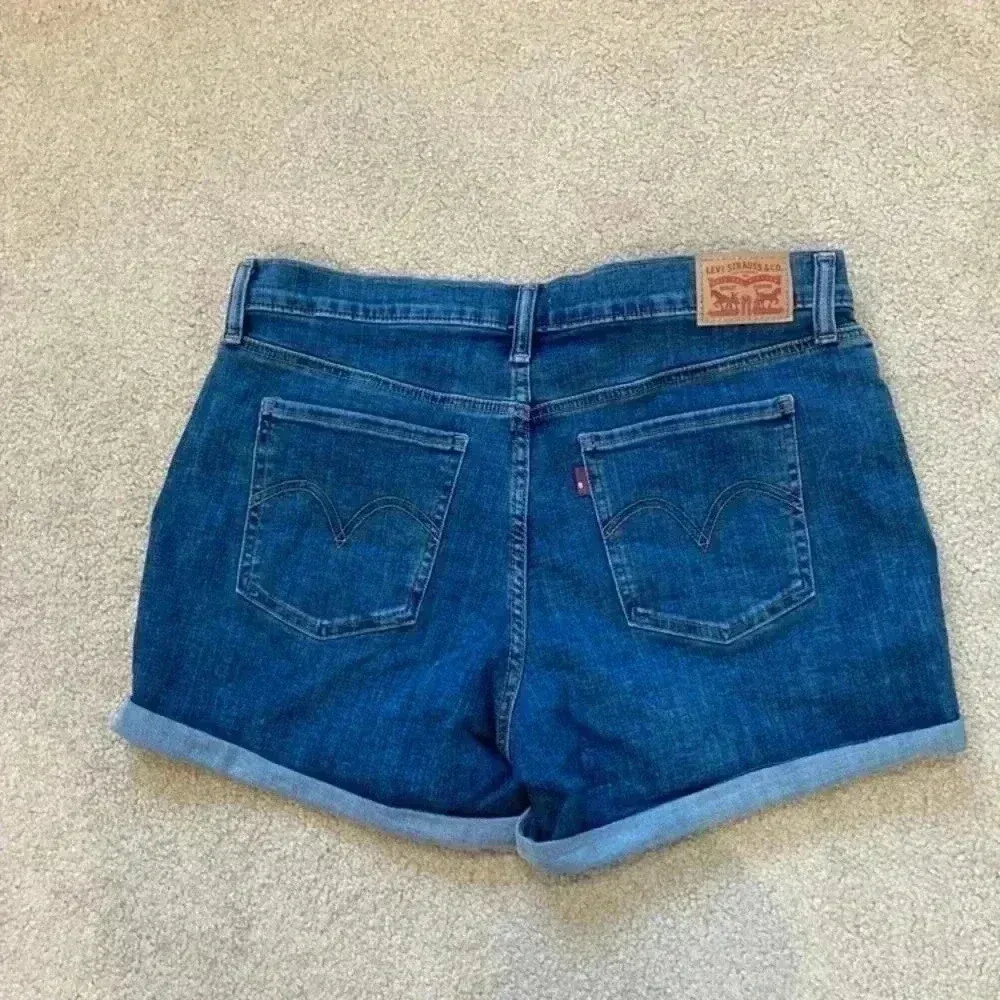 Levi’s mid length shorts in size 32 - Image 2
